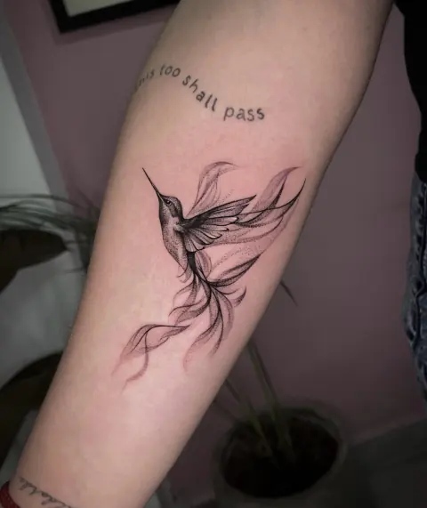 Colibrí en línea fina sobre el antebrazo