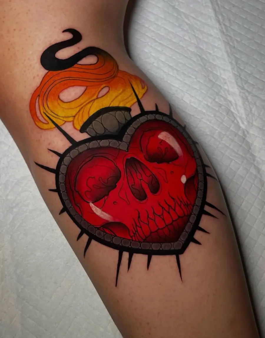 Tatuaje a color de un corazón en llamas con calavera