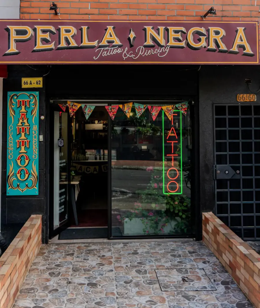 Fachada de Perla Negra Tattoo & Piercing con su aviso
