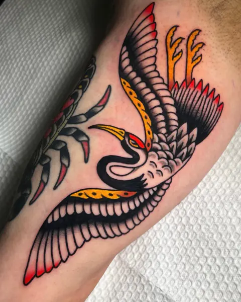 Grulla en estilo tradicional con rojo y amarillo