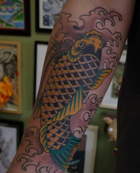 Pez koi a color con olas en el antebrazo