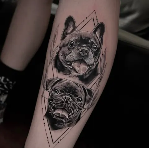 Retrato tatuado de dos bulldogs franceses en negro y gris